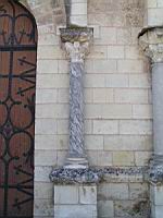 Selles sur Cher, Eglise Notre-Dame-la-Blanche, Colonne en marbre des Pyrenees a l'entree